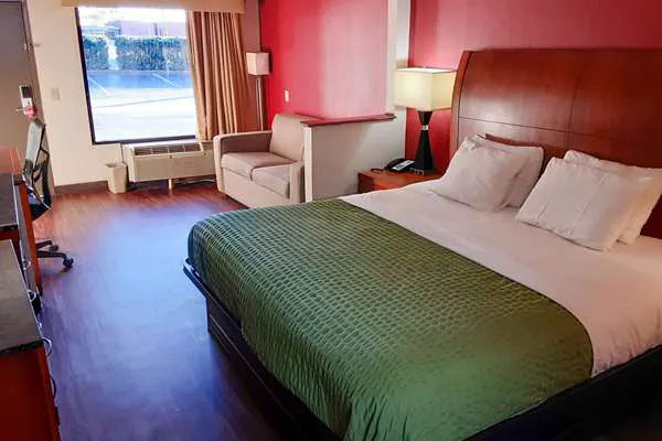 Econo Lodge Inn & Suites 4