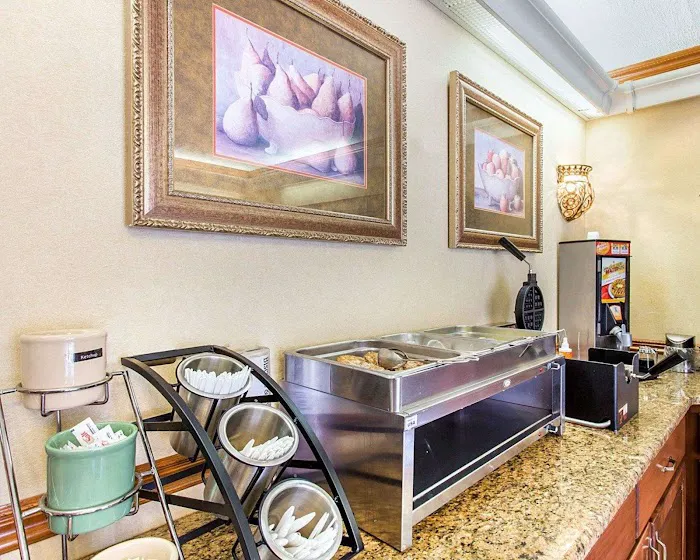 Econo Lodge Inn & Suites 4