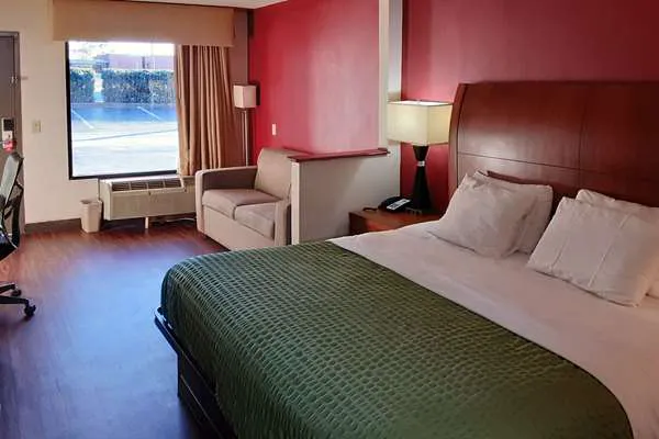 Econo Lodge Inn & Suites 4
