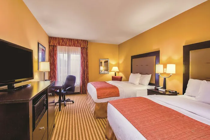 La Quinta Inn & Suites by Wyndham Atlanta-Union City 4