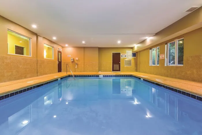 La Quinta Inn & Suites by Wyndham Atlanta-Union City 4