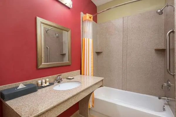 La Quinta Inn & Suites by Wyndham Atlanta-Union City 4