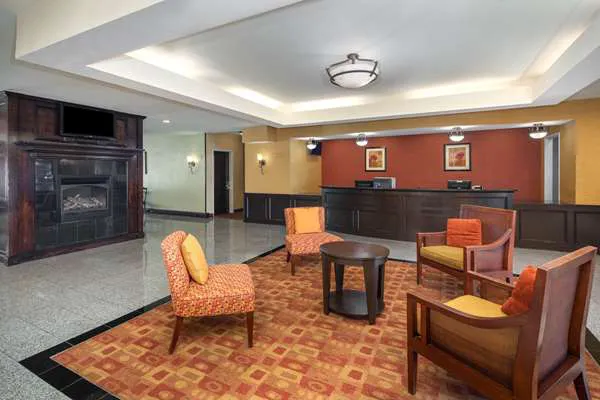 La Quinta Inn & Suites by Wyndham Atlanta-Union City 4
