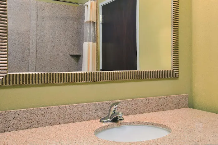 La Quinta Inn & Suites by Wyndham Atlanta-Union City 4