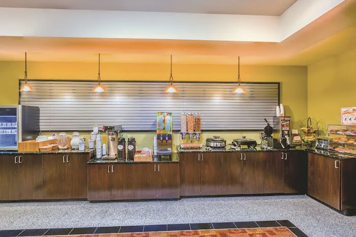 La Quinta Inn & Suites by Wyndham Atlanta-Union City 4