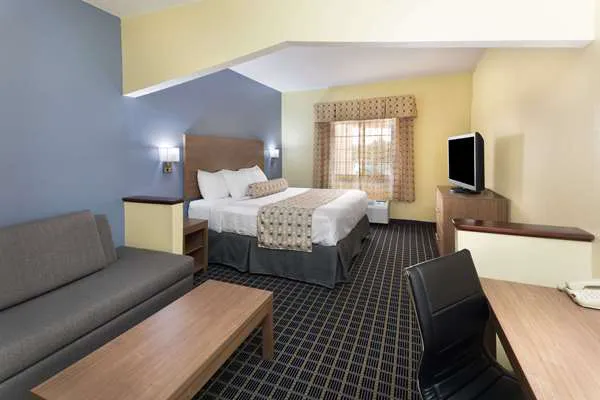 Days Inn & Suites by Wyndham Union City 4