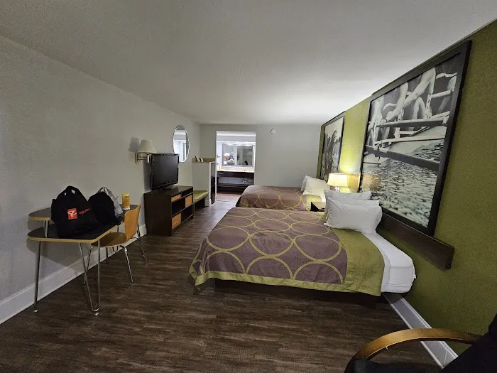 Super 8 by Wyndham Gainesville 4