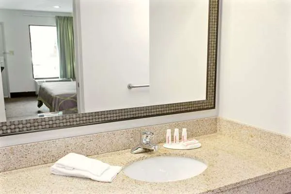 Super 8 by Wyndham Gainesville 4