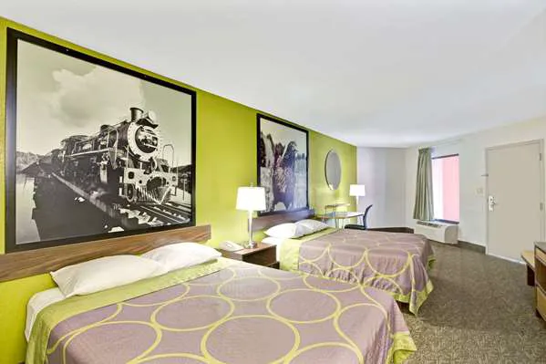 Super 8 by Wyndham Gainesville 4
