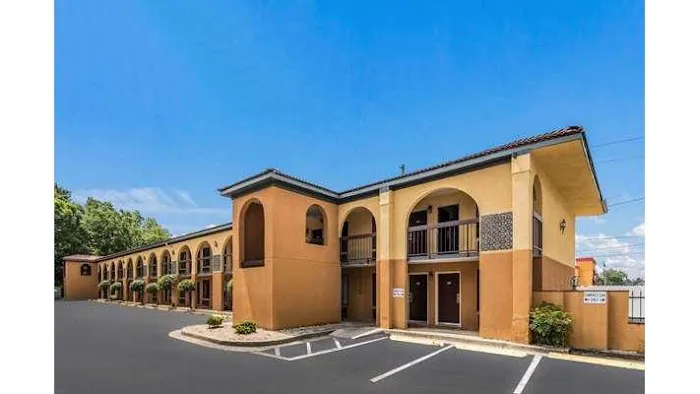 Econo Lodge 4