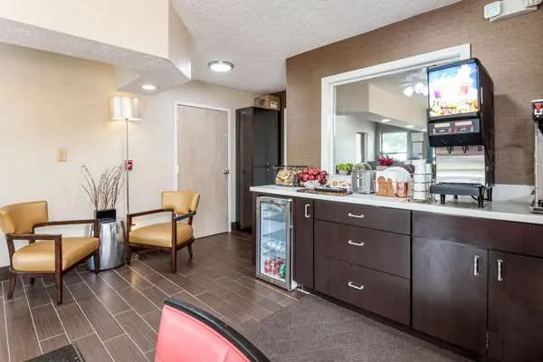 Econo Lodge 4
