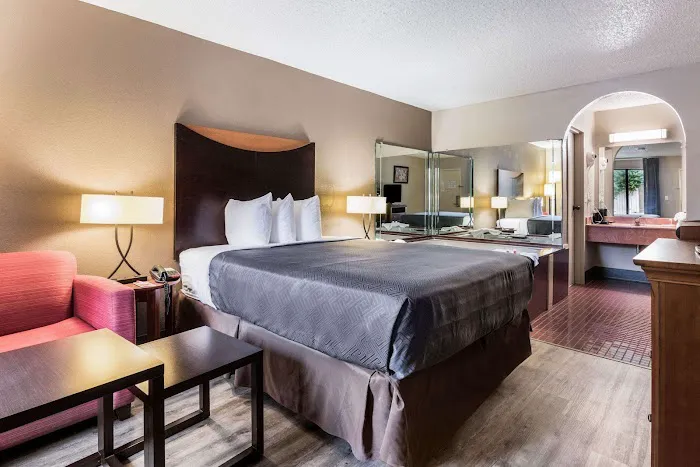 Econo Lodge 4