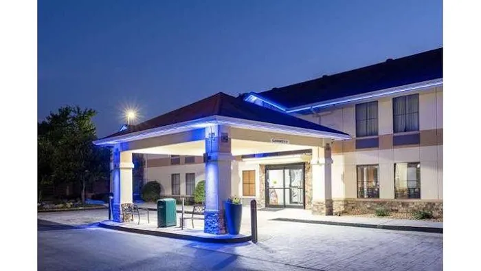 Days Inn & Suites by Wyndham Commerce 4