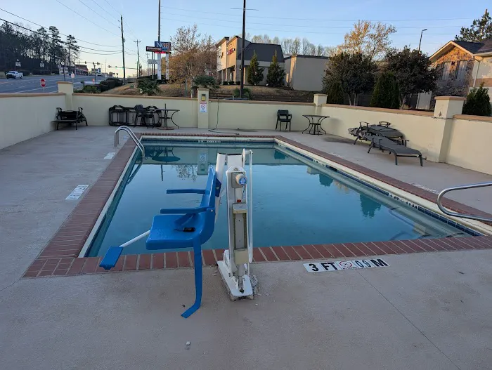 Days Inn & Suites by Wyndham Commerce 4