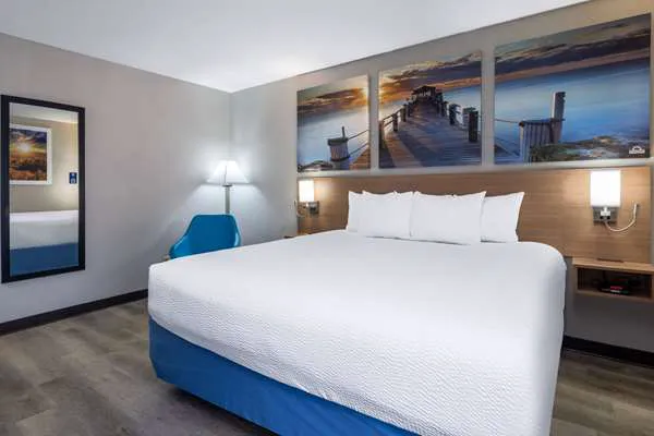 Days Inn & Suites by Wyndham Commerce 4