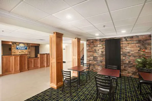 Days Inn & Suites by Wyndham Commerce 4