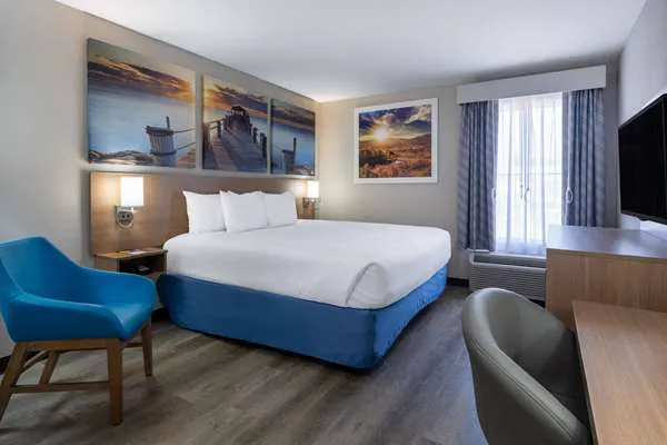 Days Inn & Suites by Wyndham Commerce 4