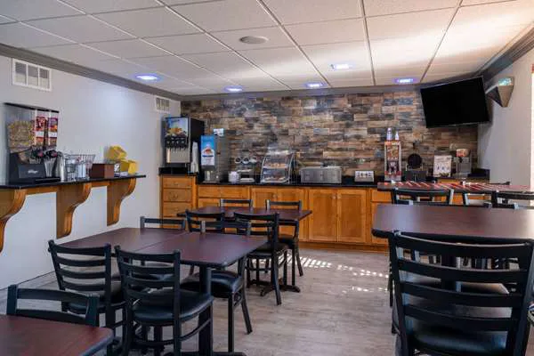 Days Inn & Suites by Wyndham Commerce 4