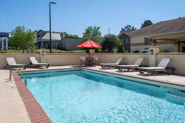Days Inn & Suites by Wyndham Commerce 4