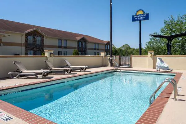 Days Inn & Suites by Wyndham Commerce 4
