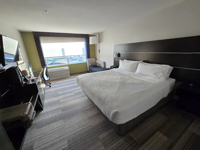 Holiday Inn Express & Suites Commerce by IHG 4