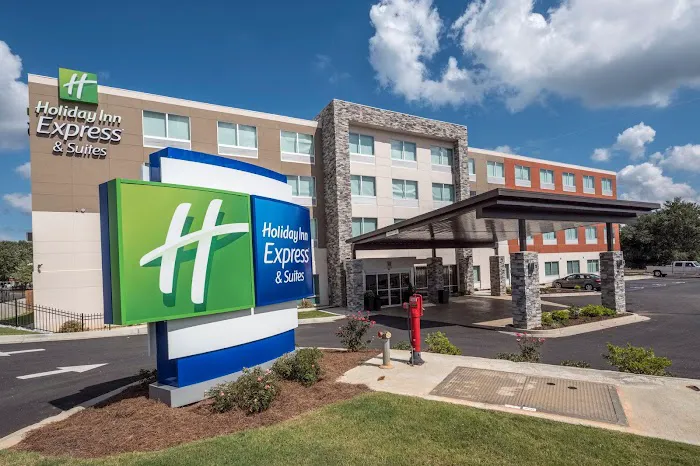 Holiday Inn Express & Suites Commerce by IHG 4