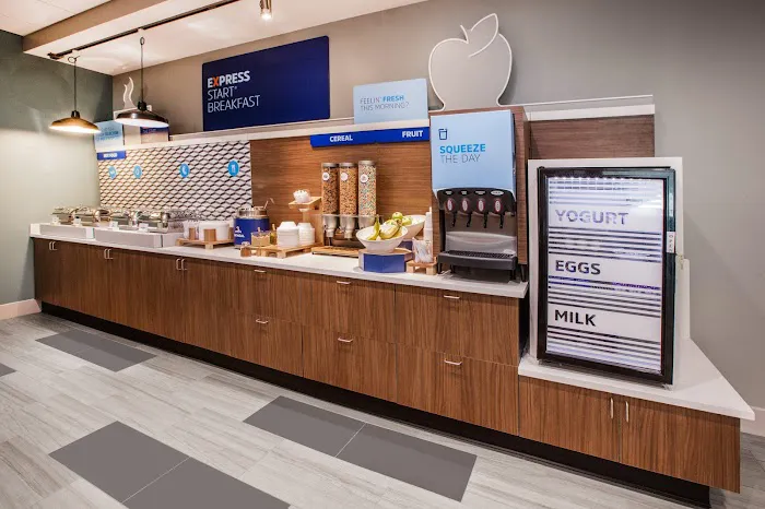 Holiday Inn Express & Suites Commerce by IHG 4