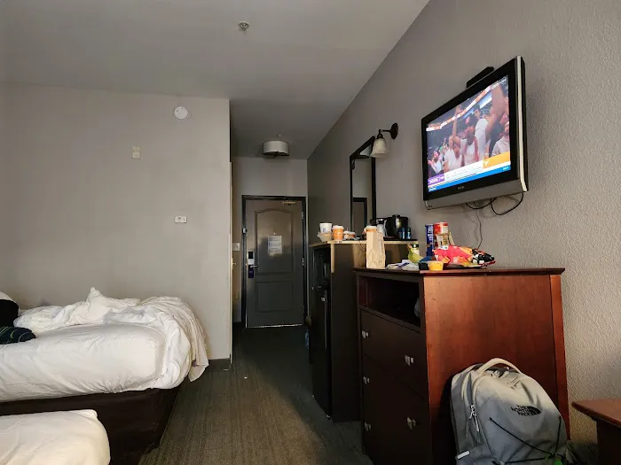 Comfort Inn & Suites 4