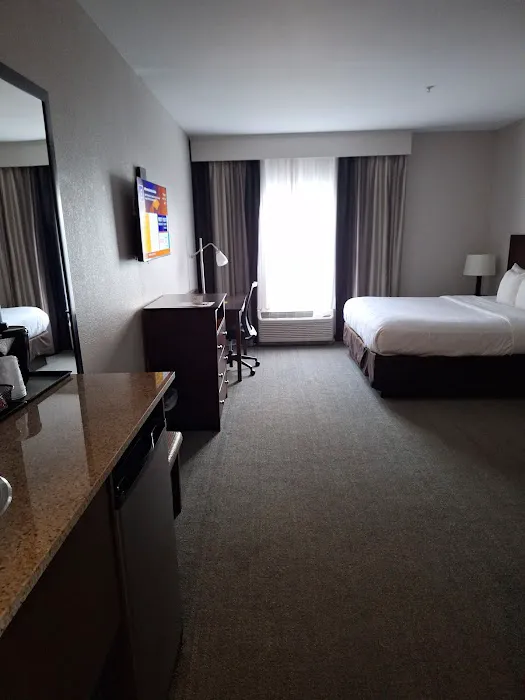 Comfort Inn & Suites 4