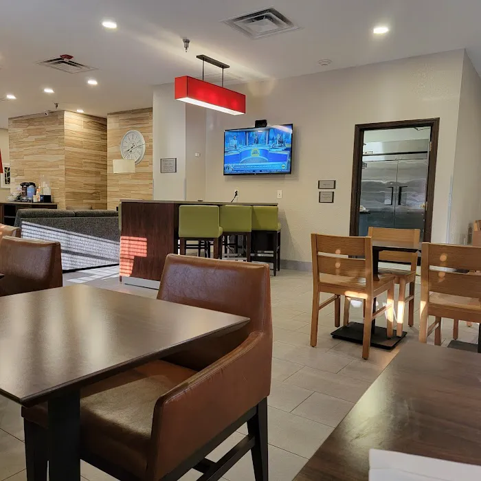 Comfort Inn & Suites 4