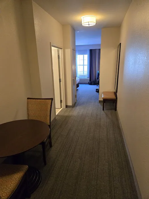 Comfort Inn & Suites 4