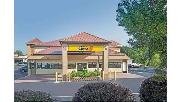 Super 8 by Wyndham Suwanee 4