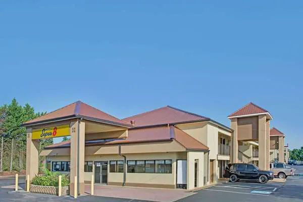 Super 8 by Wyndham Suwanee 4