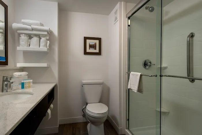 Hampton Inn Commerce 4