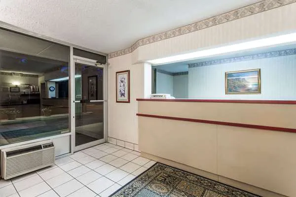 Super 8 by Wyndham Commerce 4
