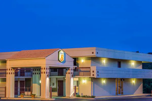Super 8 by Wyndham Commerce 4