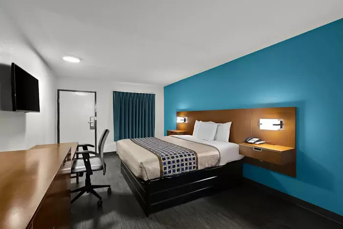 Rodeway Inn 4