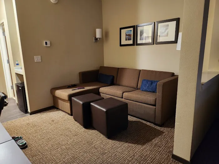 Comfort Suites Hotel 4