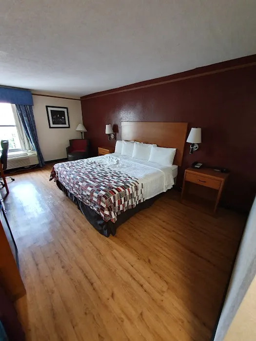 Red Roof Inn & Suites Newnan 4