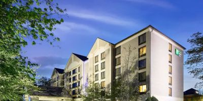 Holiday Inn Express & Suites Alpharetta - Windward Parkway by IHG