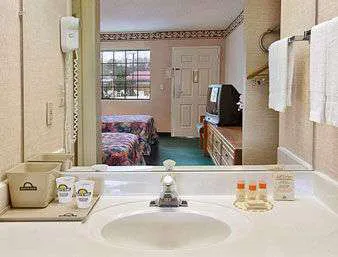 Knights Inn Cleveland, GA 4