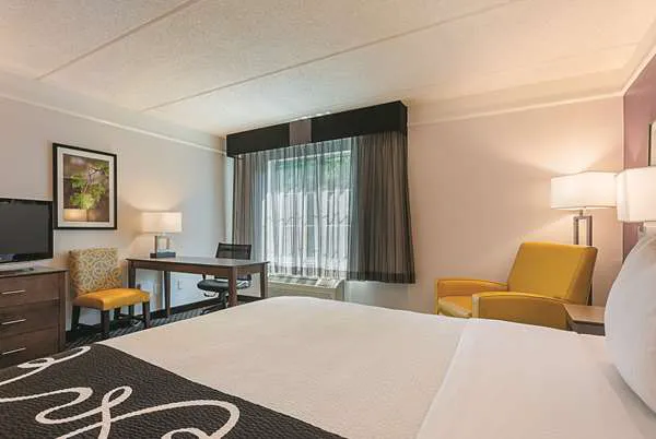 La Quinta Inn & Suites by Wyndham Atlanta Alpharetta 4