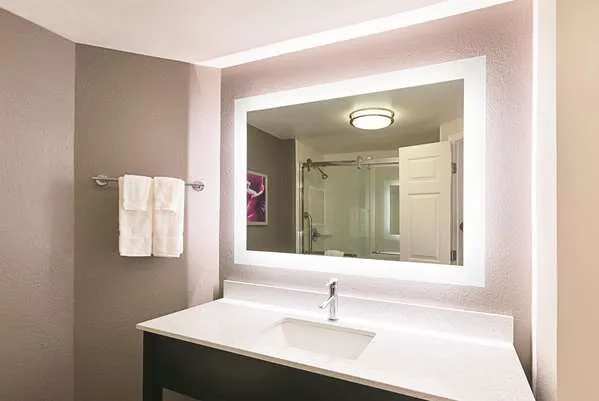 La Quinta Inn & Suites by Wyndham Atlanta Alpharetta 4