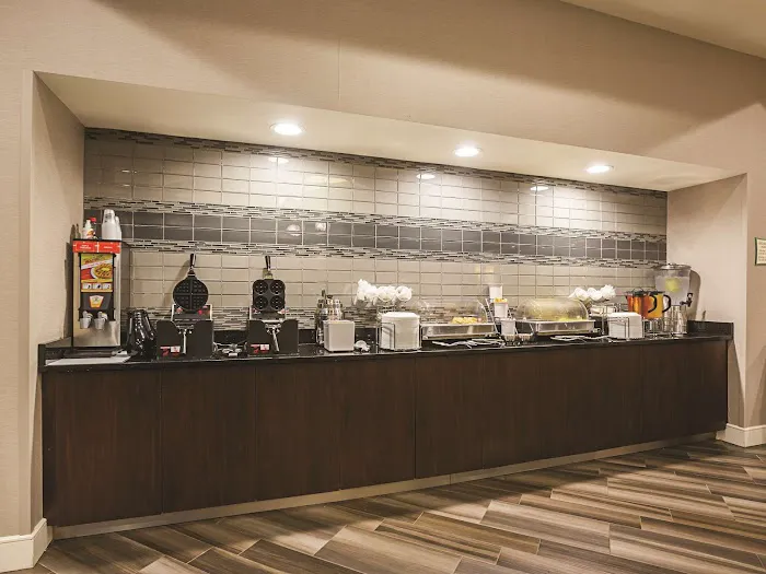La Quinta Inn & Suites by Wyndham Atlanta Alpharetta 4