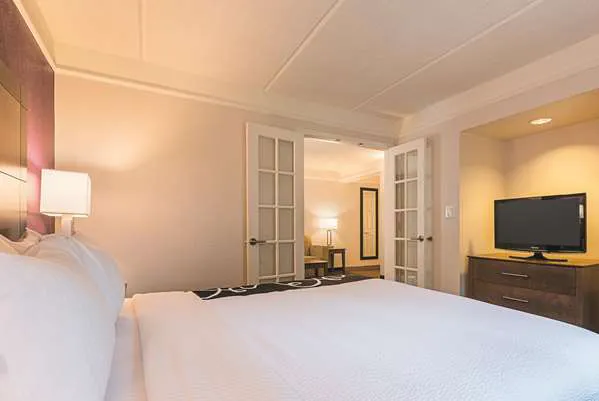 La Quinta Inn & Suites by Wyndham Atlanta Alpharetta 4