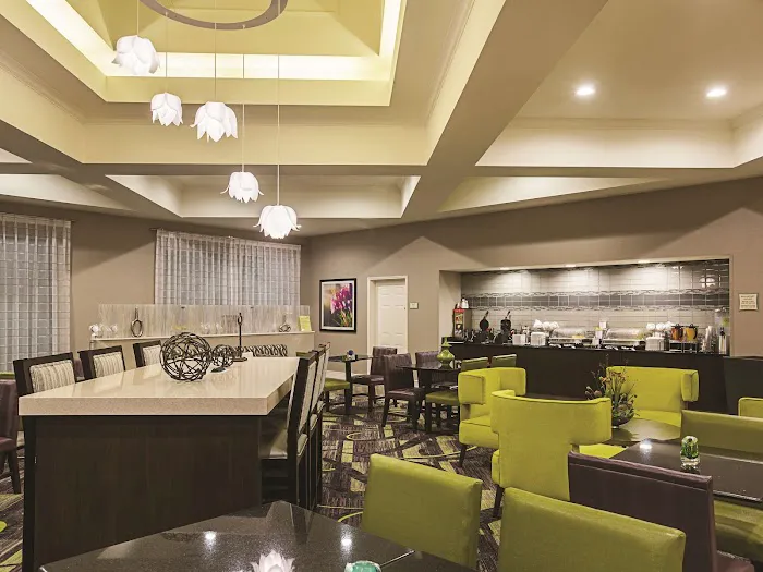 La Quinta Inn & Suites by Wyndham Atlanta Alpharetta 4