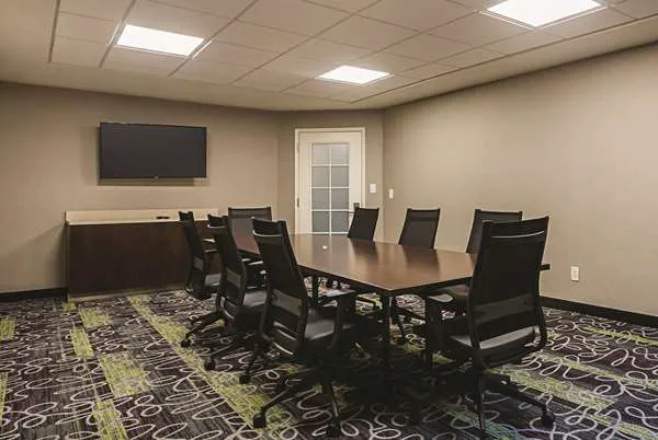 La Quinta Inn & Suites by Wyndham Atlanta Alpharetta 4