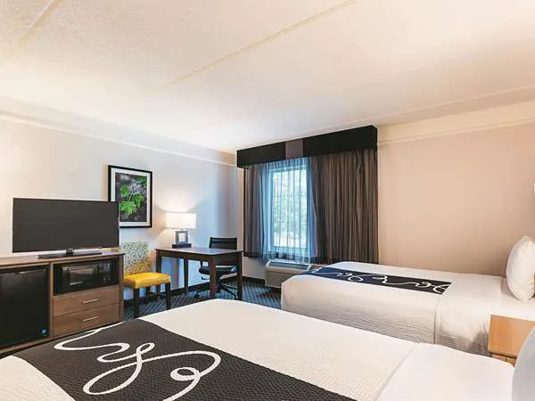 La Quinta Inn & Suites by Wyndham Atlanta Alpharetta 4