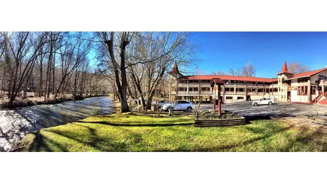 The Riverbend Hotel And Cabins 4