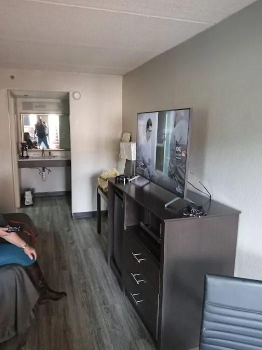 Budgetel Inn & Suites 4